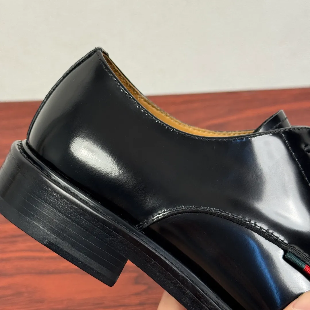 Batch 980 Gucci/Gucci new autumn men's lace-up derby shoes! Crafted from smooth, glossy cow leather, these lace-up shoes have an elegant and sophisticated silhouette that reflects the brand's classic elegance. European style last type Precisely cut upper from a whole piece of leather High-quality leather material with full texture Excellent gloss Excellent toughness, classic red and green webbing decoration Layered splicing design style, loose sneakers Native dyed calfskin lining Uniform and fine perforations, soft and comfortable Thickened leather outsole, composite rubber sole at the heel, excellent foot comfort, wear-resistant and non-slip, the first choice for light luxury, versatile for the foot, comes with a full set of packaging! Size: 39-40-41-42-43-44 leather shoe size (38.45.46 can be customized) Item number: 812142 Open edge beads
